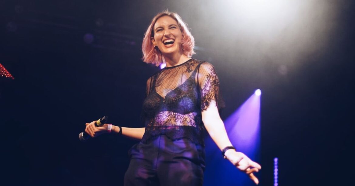 Anna Rosenwasser lächelnd auf einer Szene.