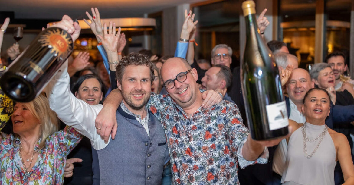 Hotelgastber feiern mit Magnum-Flaschen in der Hand. Hotel Hirschen Horn