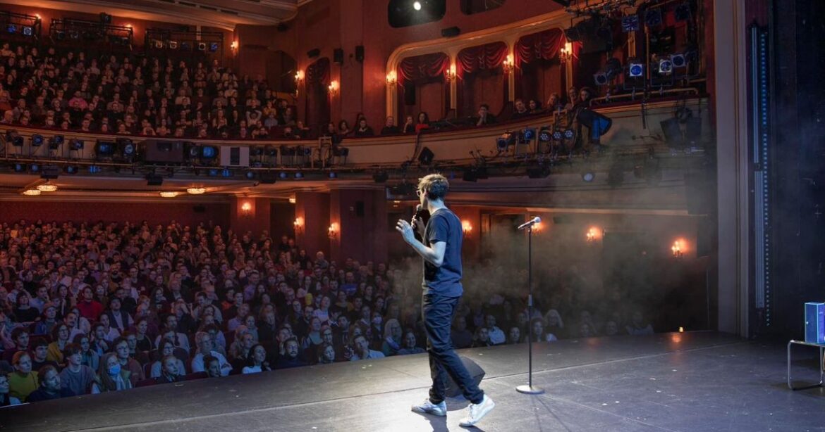 Phibi Reichling auf der Bühne der Zürcher Poetry Slam Meister:innenschaften.