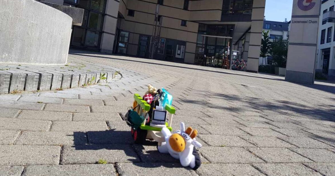 Eine Plüschkuh liegt vor dem Chamer Lorzensaal.