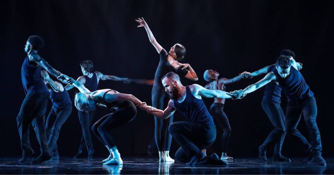 «Rock the Ballet» in Schwarz auf dunkler Bühne.