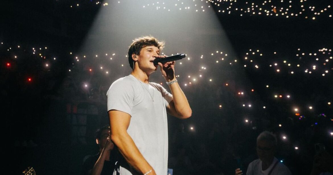 Wincent Weiss auf der Bühne, umgeben von vielen kleinen Lichtern.