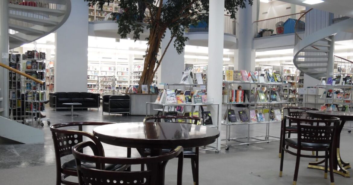 Die Bibliothek Zug von Innen.