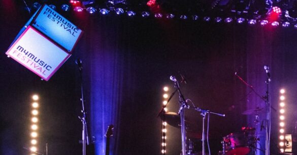 Die Szene des m4music Festivals mit Mikrofonhaltern und Schlagzeug drauf.