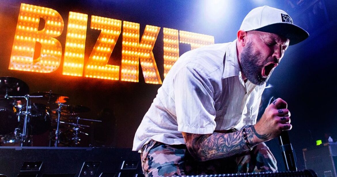 Frontmann Fred Durst von Limp Bizkit schreit ins Mikrofon.