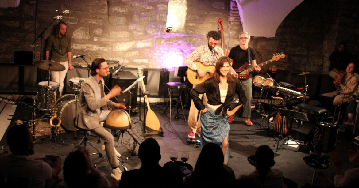 Band steht auf der Bühne im Theater Stok und performt am KultArt Festival