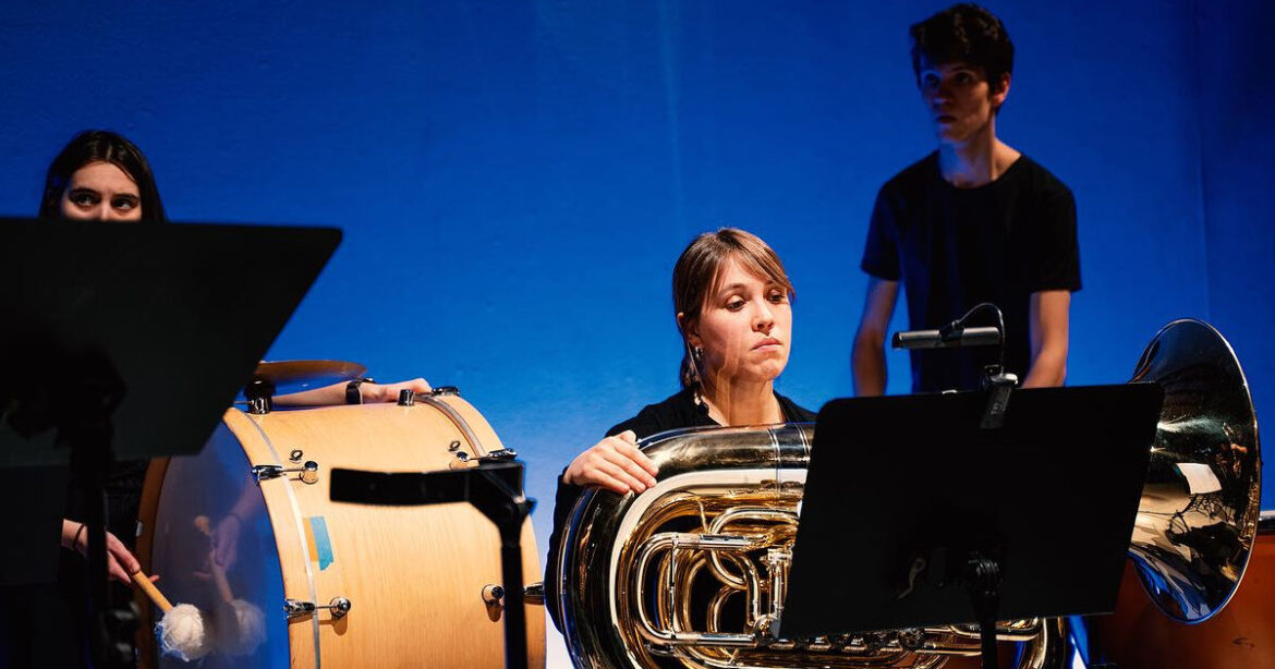 Auftritt einer Band mit Bläserin am Taktlos Festival 2024