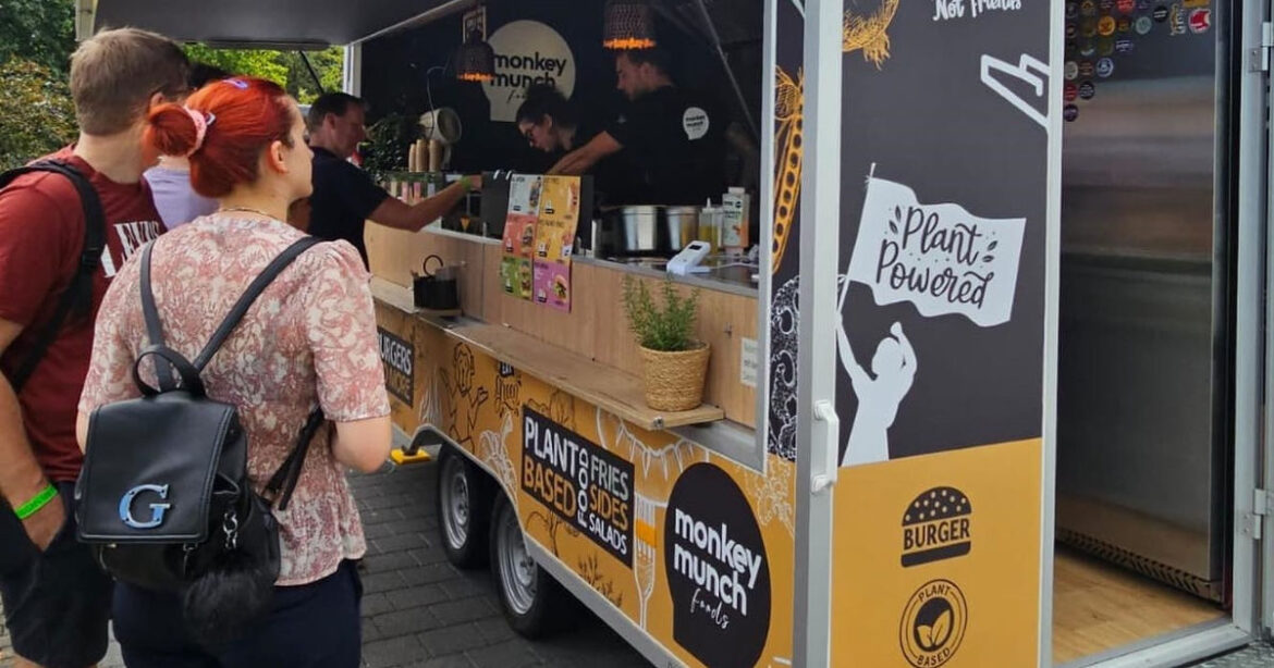 Leute stehen an einem Essstand an der Basel Vegan Messe