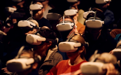 Blick ins Theaterpublikum. Die Besucher tragen alle eine VR-Brille