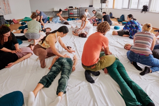 Shiatsu-Massage an liegenden Personen wird durchgeführt am Schnuppertag der Heilpraktikerschule Luzern