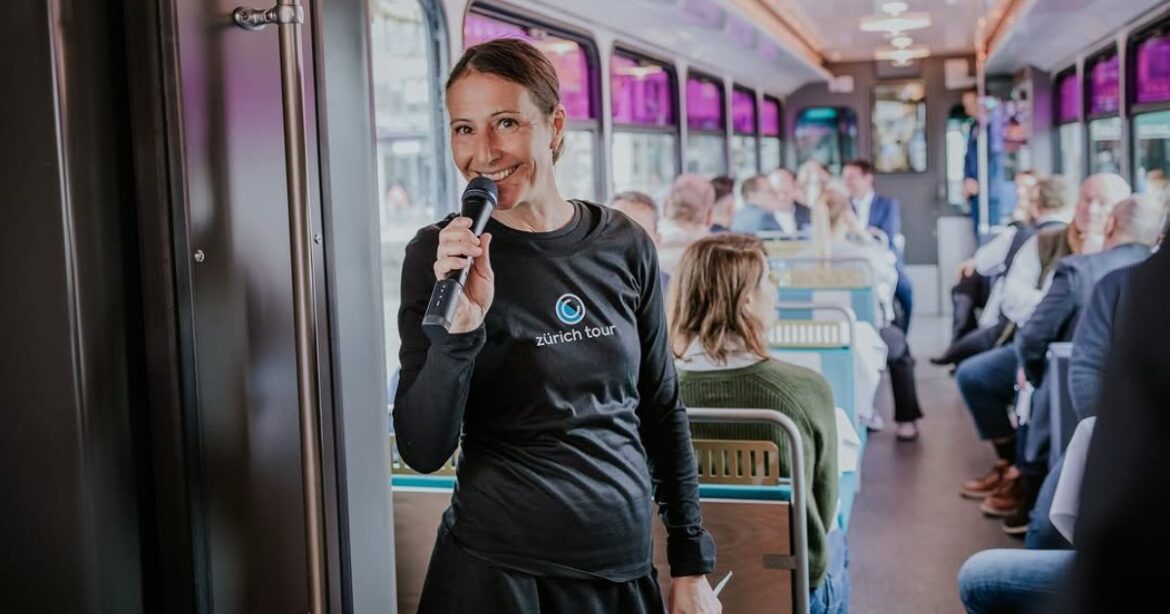 Coco Petit hält das Mikrofon im Event-Tram.