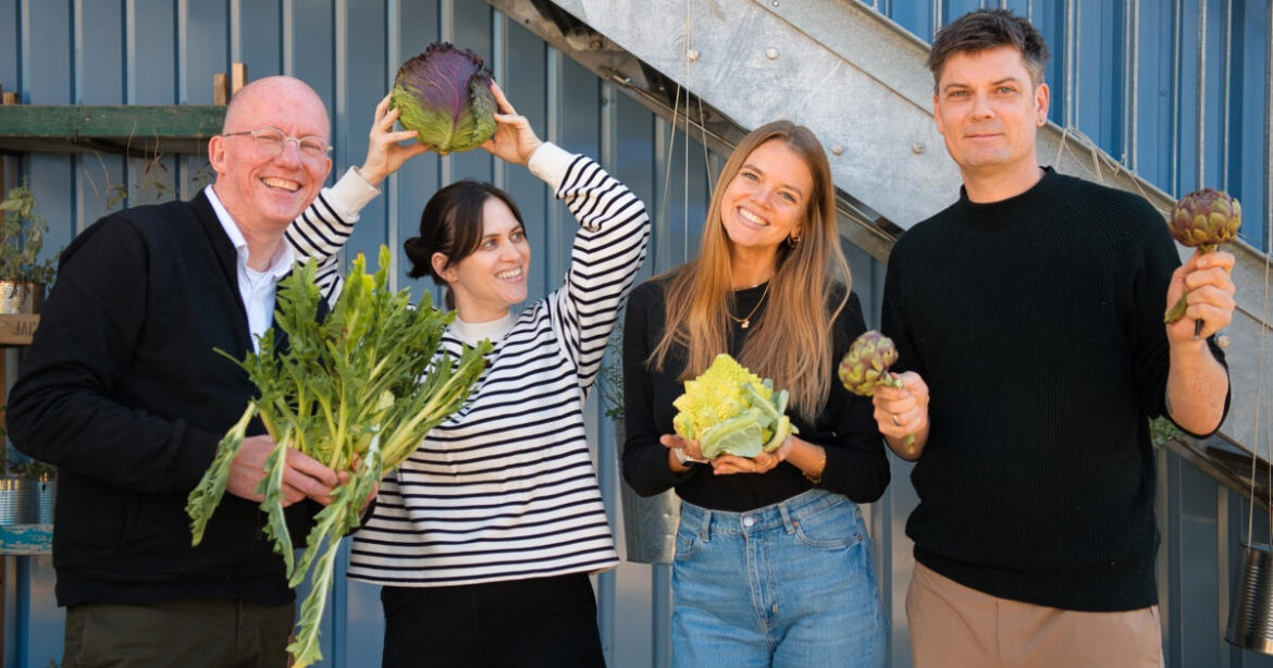 Die Geschäftsstelle von GastroFutura mit Patrick Honauer (von links), Muriel Fischer, Sarah Wickli und Andi Handke posiert mit Lebensmittel in den Händen