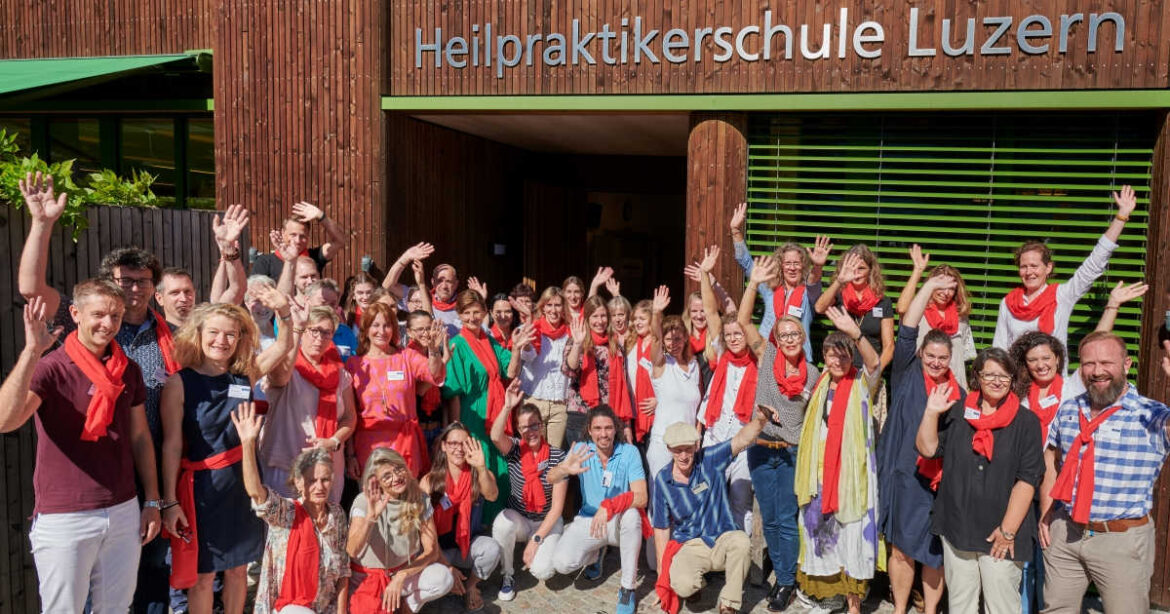 Die DozentInnen des letzten «Grossen Schnuppertages» von vor zwei Jahren sagen Ciao — und laden jetzt wieder ein zum neuen: am Samstag, 17. Mai 2025. Heilpraktikerschule Luzern