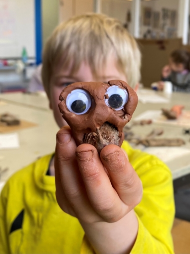 Ein Kind zeigt sein Werk im K'werk Zug, 3D Plastisches Gestalten