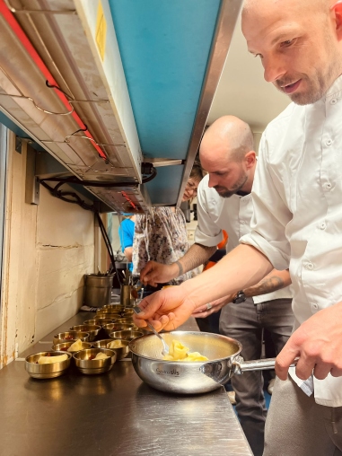 An einem Open-Kitchen-Event von GastroFutura kochen Köche in der Küche