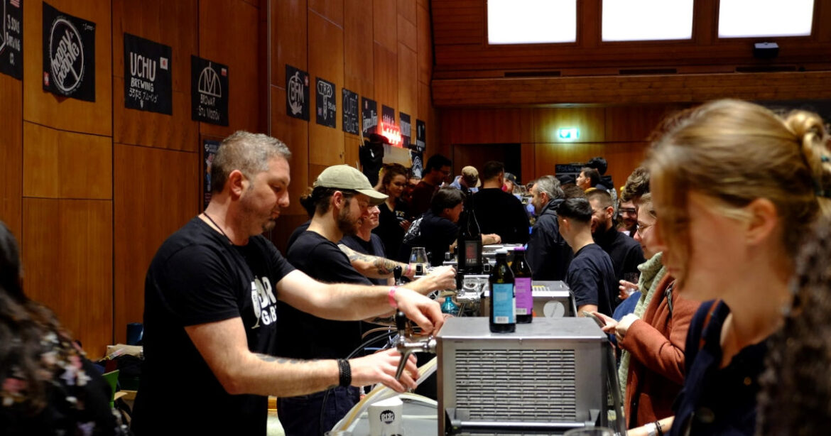 Hinter dem Tresen wird Bier gezapft am Zürich Bier Festival