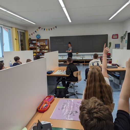 Im Klassenzimmer findet ein Workshop statt.