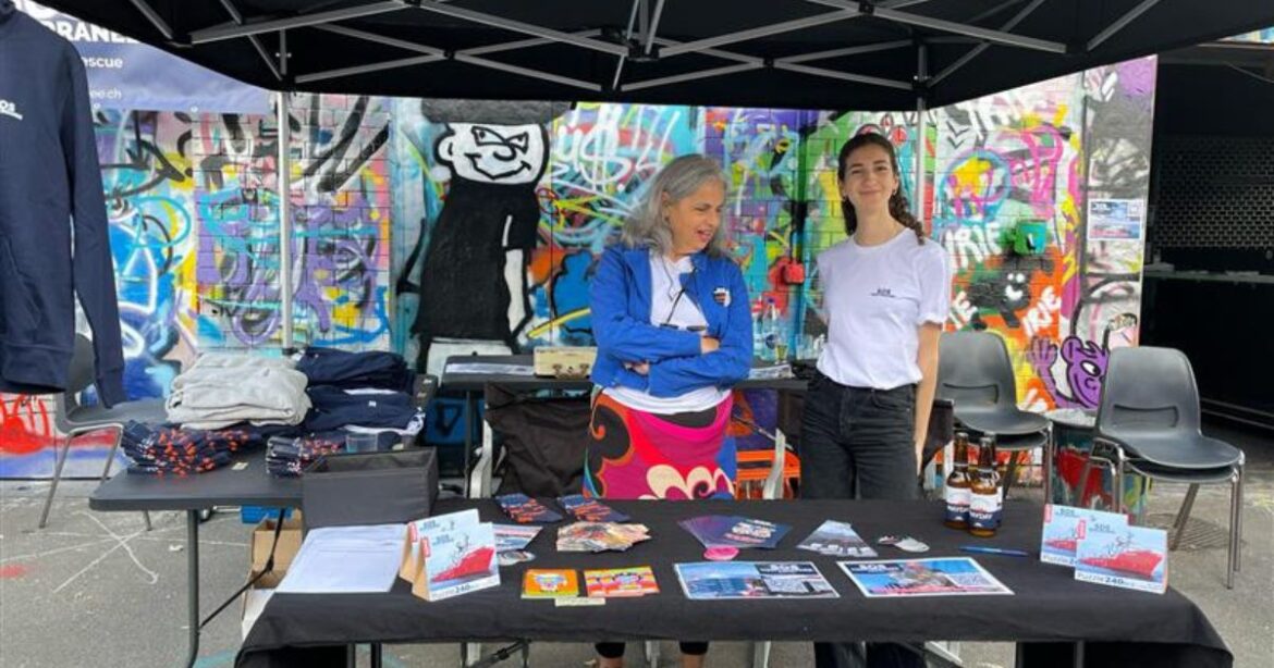 Zwei Künstlerinnen stehen an einem Stand mit Kunstwerken am Art4Rescue.