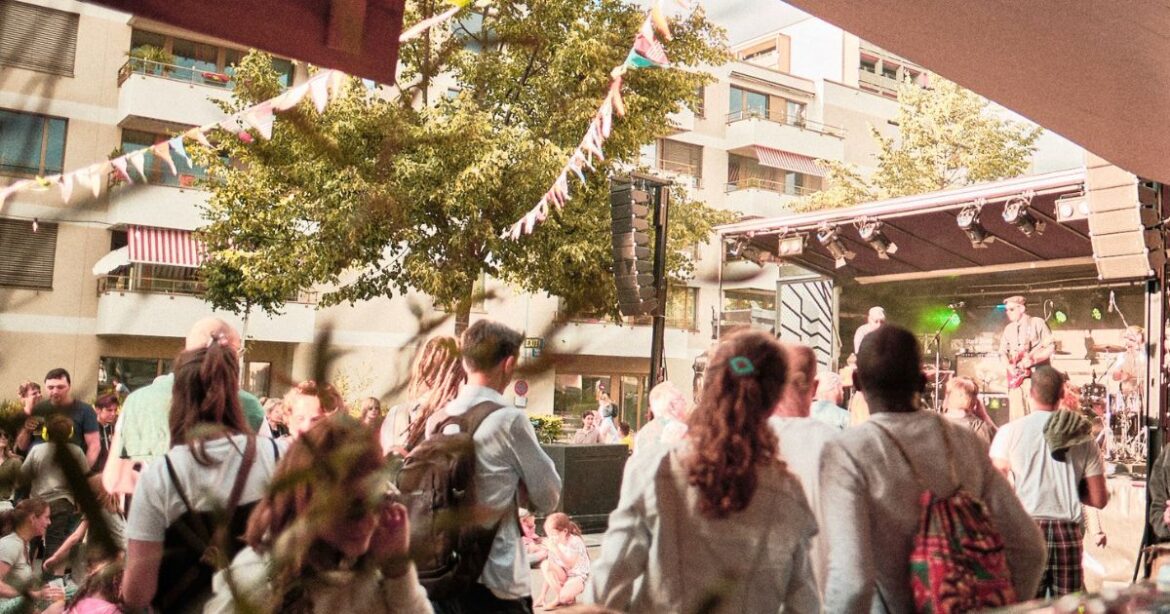 Die Vorstadt Sounds versammeln eine grosse Menschenmenge vor seinen drei Bühnen.