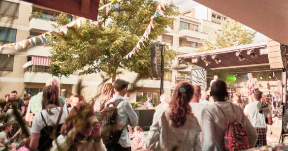 Die Vorstadt Sounds versammeln eine grosse Menschenmenge vor seinen drei Bühnen.