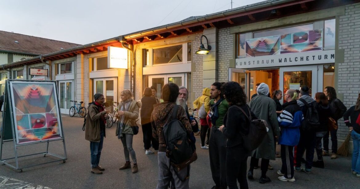 Gäste der Videoex stehen vor dem Kunstraum Walcheturm.