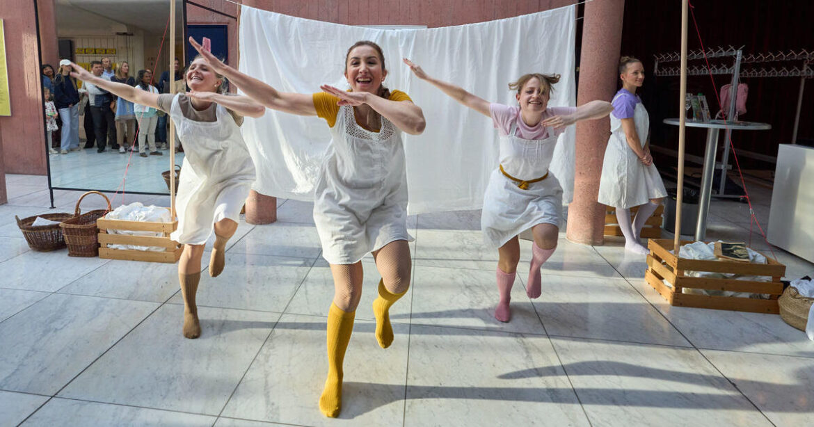 Menschen tanzen im Theater Casino Zug. Tanzfest Zug