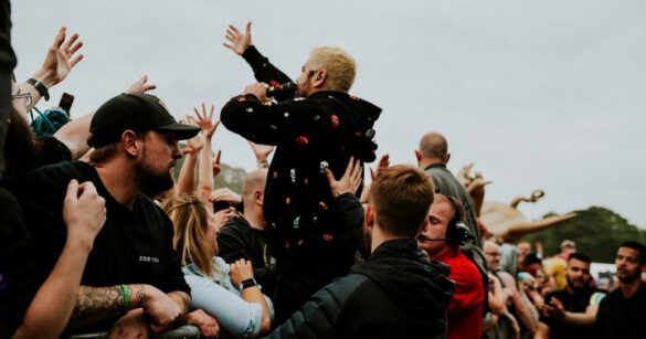 Die Punkband Zebreahead ist von hinten zu sehen, wie sie an einem Festival vor Publikum performt
