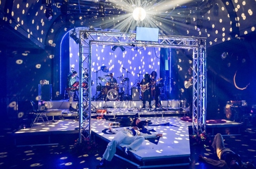 Blick auf die Bühne beim Theater Rigiblick beim Tribute an Prince