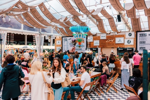 Blick auf Personen am Tisch sitzen in der Europaallee Zürich am Food Zurich