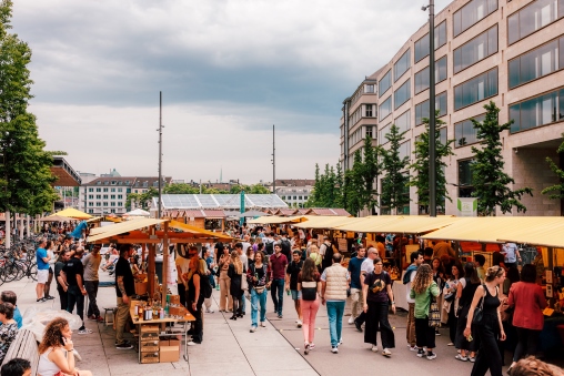 Leute flanieren auf der Europaallee in Zürich am Food Zurich