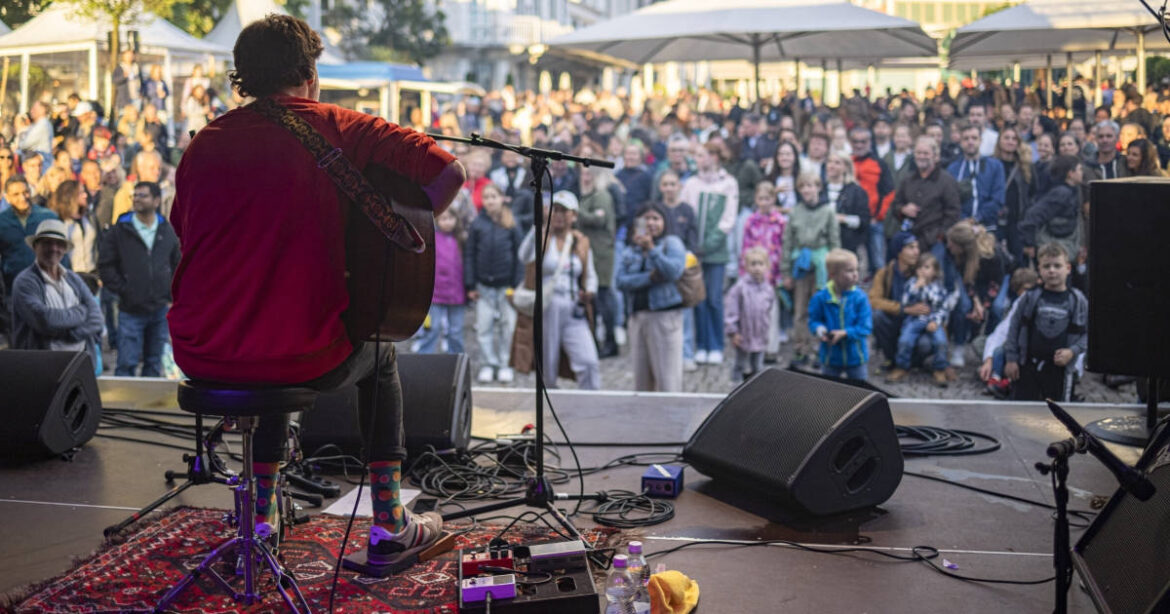 Musikalische Performance auf der Bühne beim Zuger Seefest