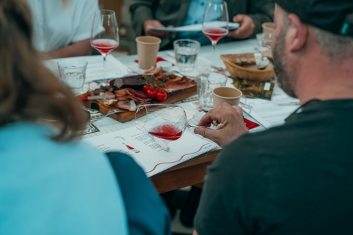 Am Food Zurich wird am Tisch sitzend Wein degustiert