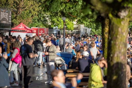 Leute flanieren an der Promenade des Zugersees am Zuger Seefest