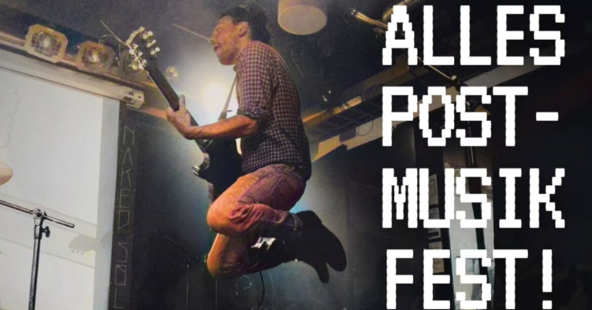 Ein Mann springt auf einer Bühne mit Gitarre auf für das Alles Post- Musikfest