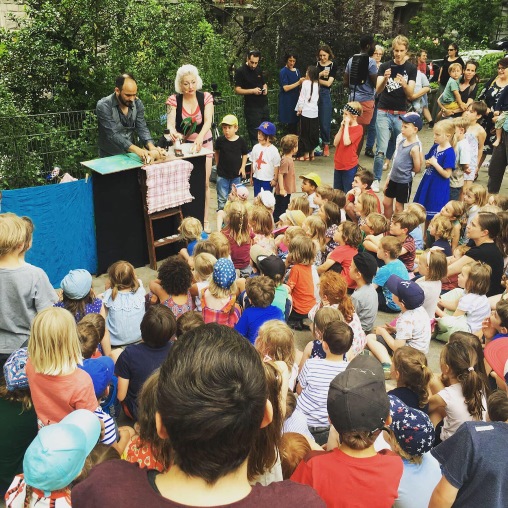 Theatervorführung mit Puppen mit Kinder als Publikum am Landenbergfest