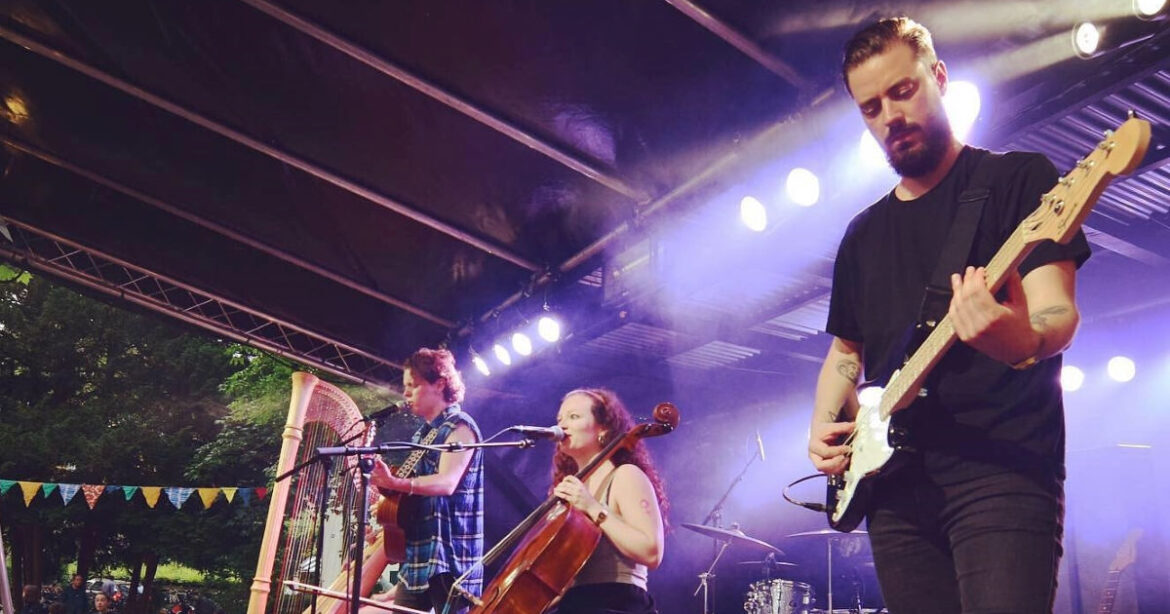 Musikalischer Auftritt auf der Bühne einer Band am Landenbergfest in Zürich