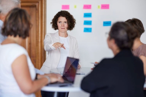 Vanessa Zeilfelder ist Co-Geschäftsführerin von Loopings und erklärt an einem Workshop