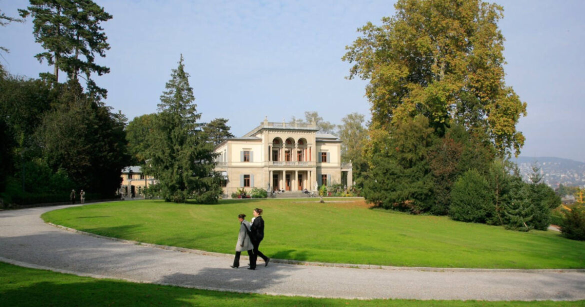 Blick auf den Rieterpark in Zürich mit Passanten im Vordergrund