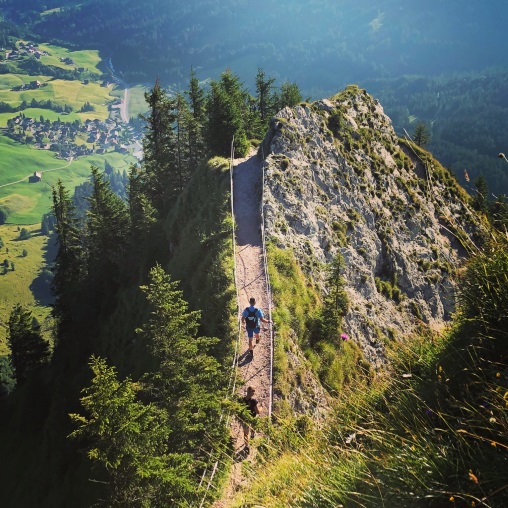Menschen wandern auf dem Mythenweg, Blick ins Tal