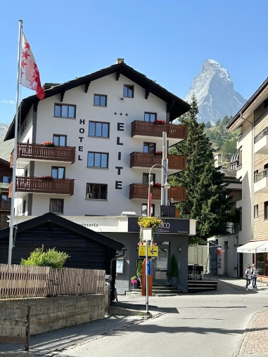 Aussenansicht auf Hotel Elite in Zermatt. im Hintergrund das Matterhorn