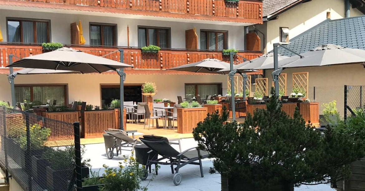 Blick auf die Terrasse des Hotel Elite in Zermatt