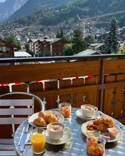 Blick auf gedeckten Frühstückstisch auf Balkon im Hotel Elite Zermatt