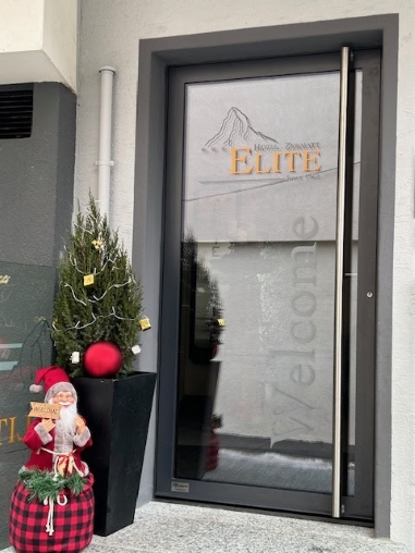 Eingangstür des Hotel Elite in Zermatt