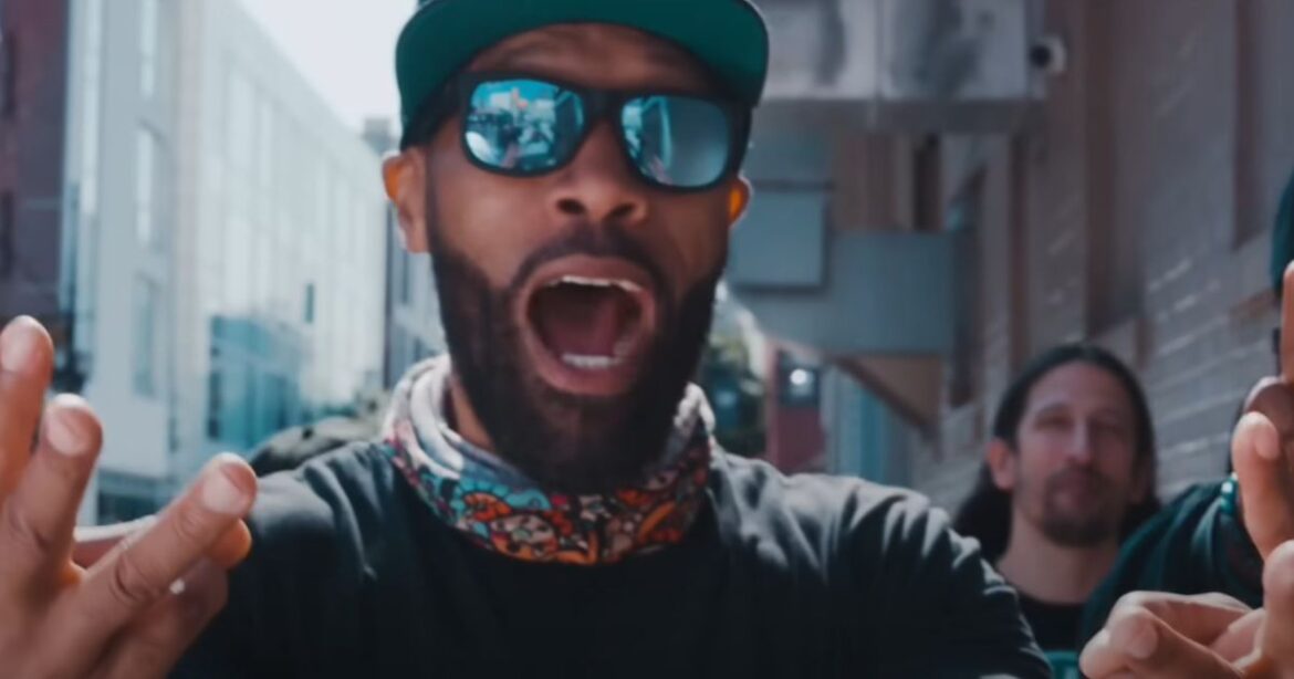 Rapper Redman in einem Musikclip mit Cap und Sonnenbrille
