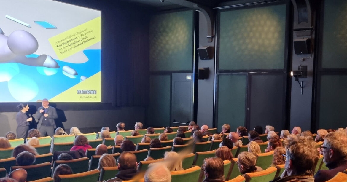 Besucher schauen im Kino Riffraff in Zürich auf die Leinwand