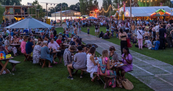 Blick auf die Besucherschaft am Zürcher Theater Spektakel auf der Landiwiese