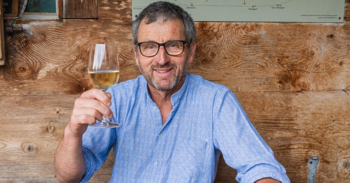 Werner Bühler hebt sein Weinglas auf der Oberstockenalp