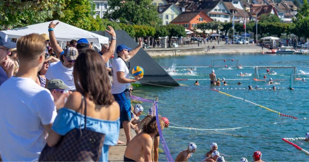 An der Seepromenade am Zugersee steigt das Schwimmfest Zug.