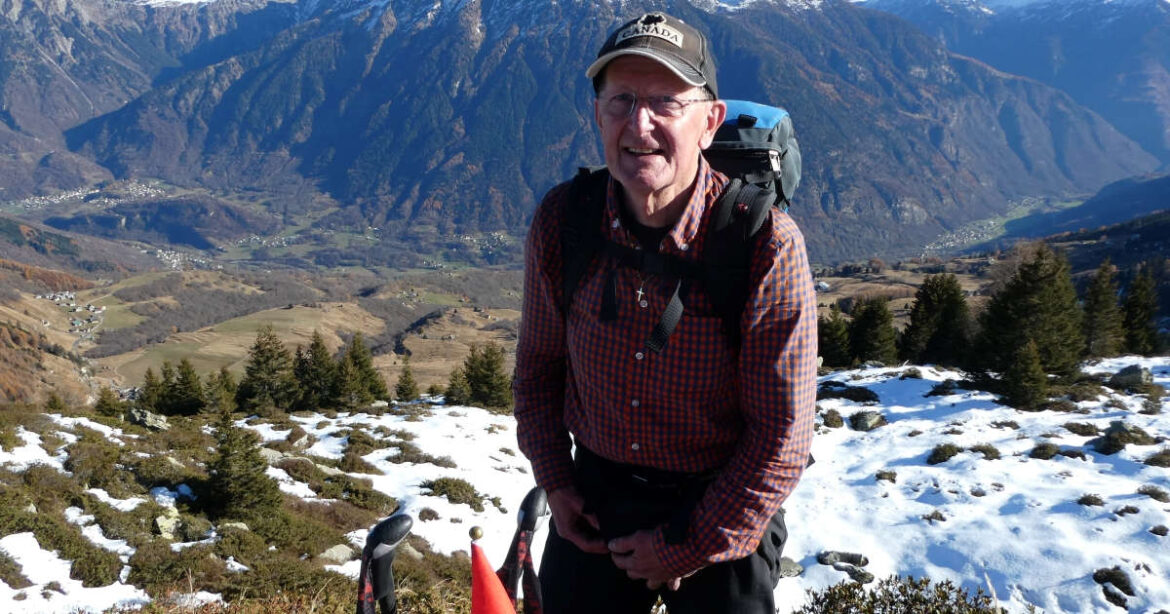 Bild von Alt-Bundesrat Joseph Deiss beim Wandern