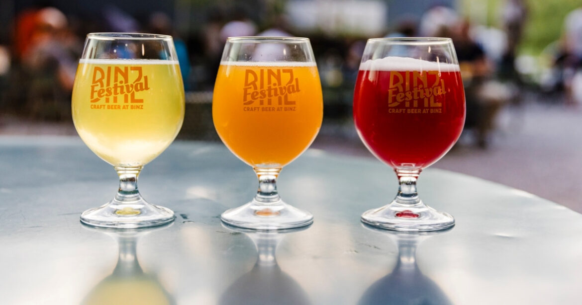 Drei verschiedene Biere stehen auf dem Tisch am Beer at Binz in Zürich